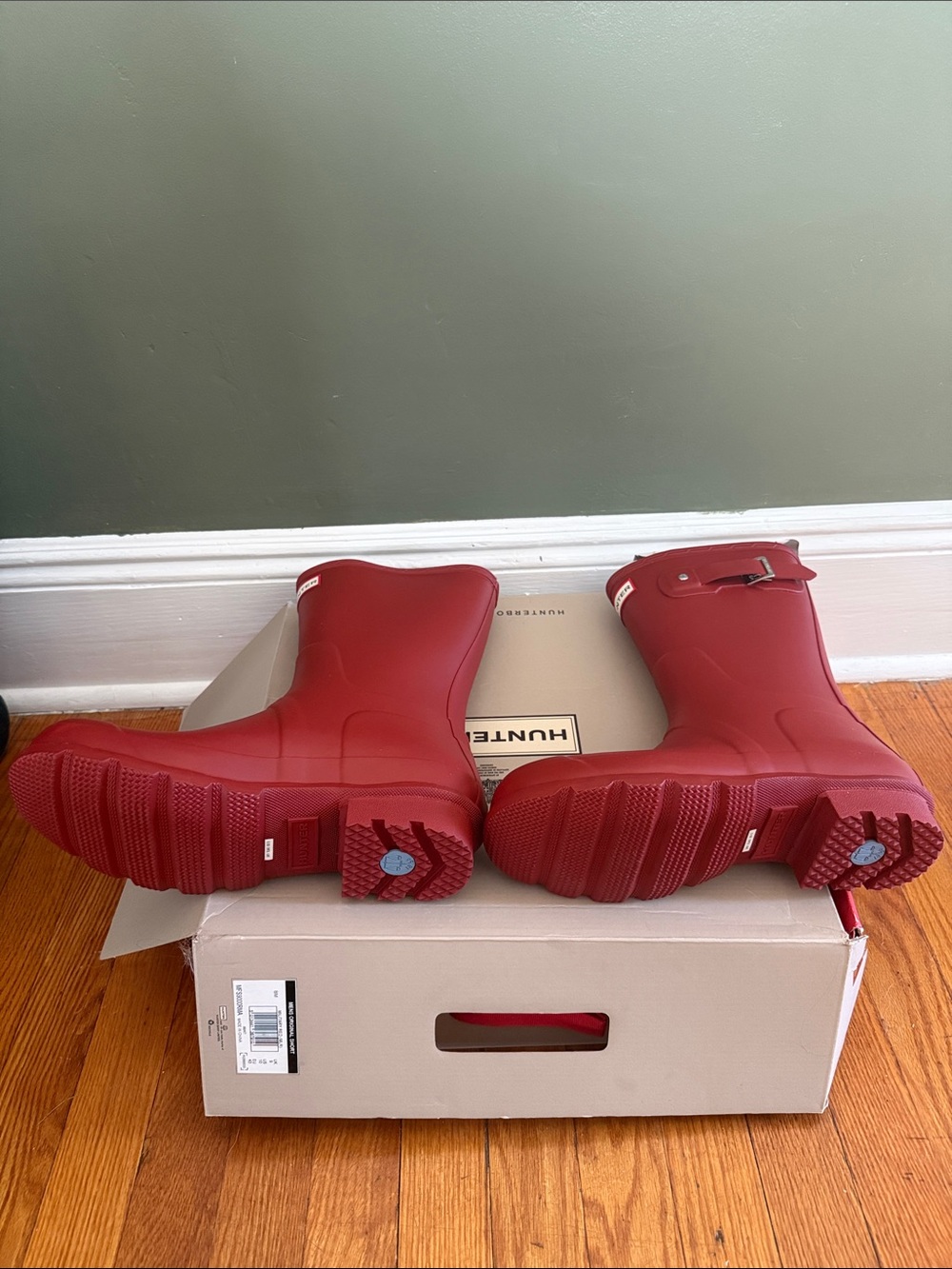 Hunter Men’s Tall Red Waterproof Rain Boots - Picture 2 of 6
